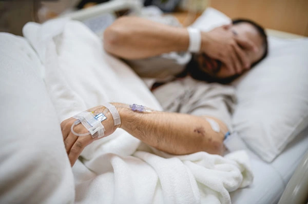 пациент в стационаре для снятия наркотической ломки